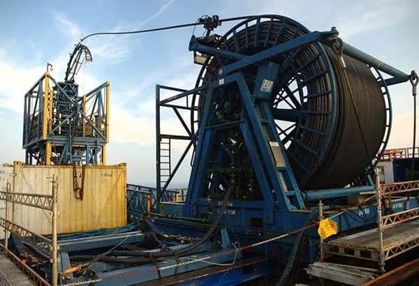 Coil tubing reel and injector head on an offshore deck